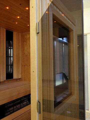 Moderne Sauna im Hotel Domaine de la Bretesche mit Holzinterieur