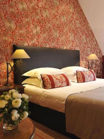 Luxuriöses Zimmer mit stilvoller Tapete und edlem Bett im Hotel Domaine de la Bretesche