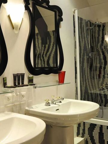 Elegantes Badezimmer mit Doppelwaschbecken und moderner Dusche im Hotel Domaine de la Bretesche