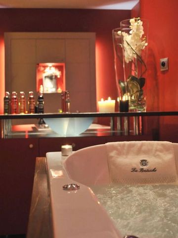 Luxuriös dekoriertes Badezimmer mit Kerzen und Orchidee