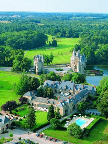 Luftaufnahme eines luxuriösen Schlosses inmitten grüner Landschaft