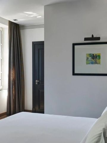 Geräumiges Zimmer mit Kunstwerk an der Wand und natürlichem Licht