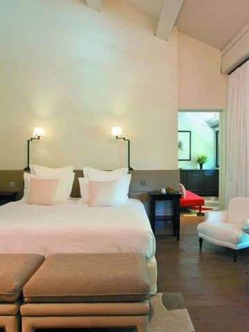 Großzügige Suite mit Sitzbereich und luxuriösem Doppelbett