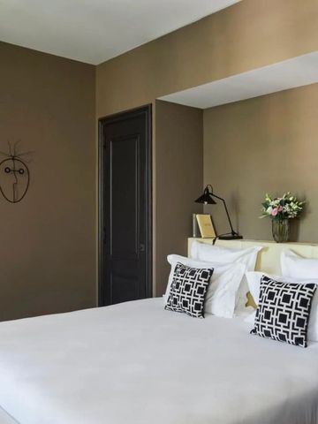 Zimmer mit stilvollen Kissen und kunstvoller Wanddekoration