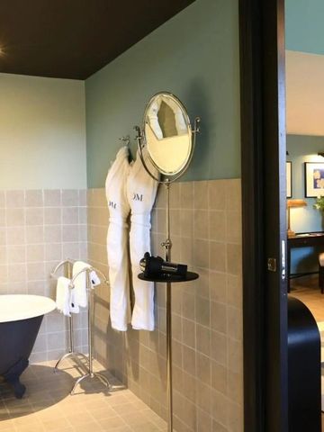 Luxuriöses Badezimmer mit freistehender Badewanne und eleganter Einrichtung