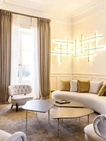 Helles Wohnzimmer mit Designerbeleuchtung und eleganter Einrichtung