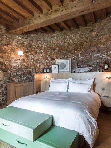 Charmantes Zimmer mit rustikaler Steinwand und Holzbalkendecke im Hotel Domaine des Etangs