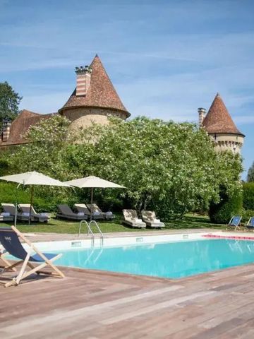 Außenpool mit Liegestühlen und Schlossansicht im Hintergrund im Hotel Domaine des Etangs