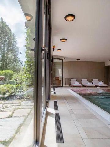 Eleganter Indoor-Pool mit Blick auf den Garten im Hotel Domaine des Etangs