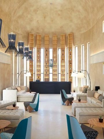 Stilvolle Hotellobby mit einzigartigen Lampen und gemütlichen Sitzbereichen