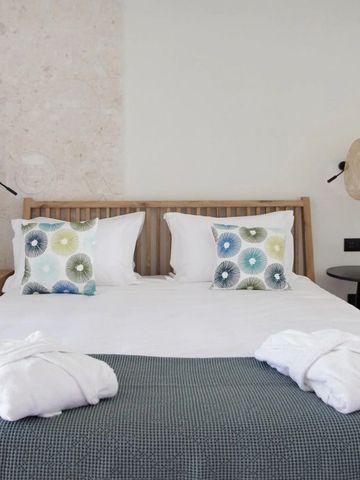 Elegantes Schlafzimmer mit stilvoller Deko und weichen Kissen im Hotel