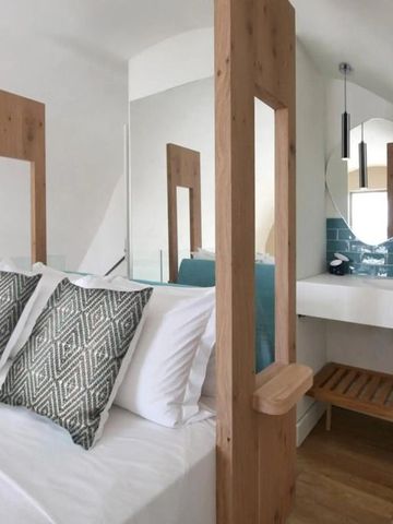 Elegantes Zimmer mit modernem Design und stilvollen Holzdetails