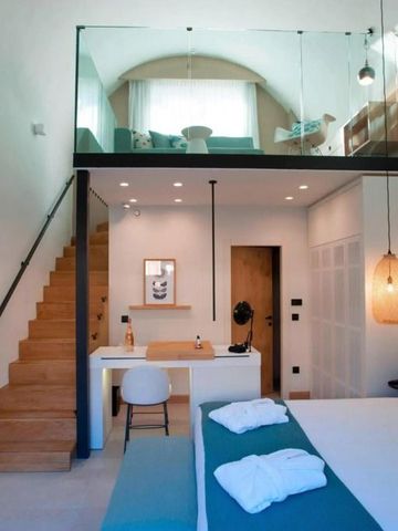 Loft-Zimmer mit moderner Einrichtung und hellem Ambiente