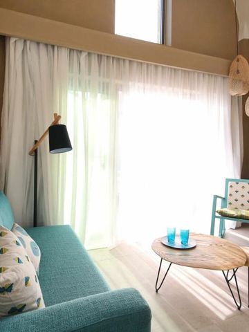 Gemütliche Sitzecke mit hellen Möbeln und natürlichem Licht