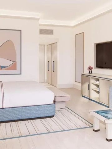 Geräumiges Hotelzimmer mit moderner Kunst und großem TV