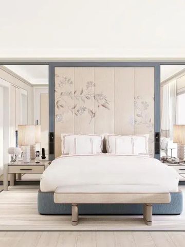 Helles Schlafzimmer mit floralen Akzenten und großen Spiegeln