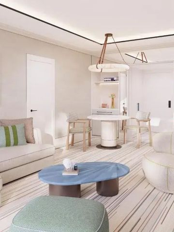 Helles Wohnzimmer einer Suite mit eleganten Möbeln und Kunst an der Wand