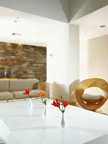 Schicke Hotellobby mit modernen Möbeln und dezenten Dekorationen