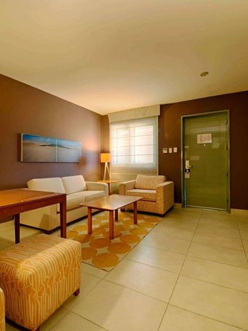 Hotelzimmer mit gemütlichem Sitzbereich und moderner Ausstattung