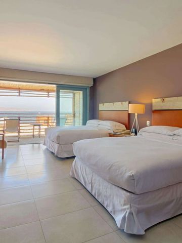 Zimmer mit zwei großen Betten und Balkonzugang mit Aussicht