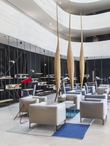 Elegante Lobby des D-Resort Sibenik mit modernen Möbeldesigns und hohen Decken