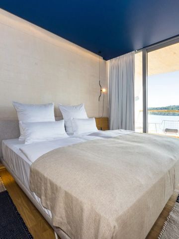 Helles Hotelzimmer mit großem Bett und Panoramablick im D-Resort Sibenik