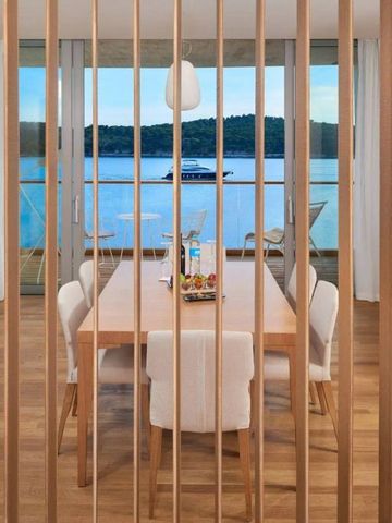 Essbereich mit Blick auf das Meer durch große Fenster im D-Resort Sibenik