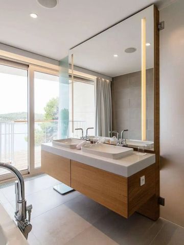 Modernes Badezimmer mit Doppelwaschbecken und großem Fenster mit Ausblick