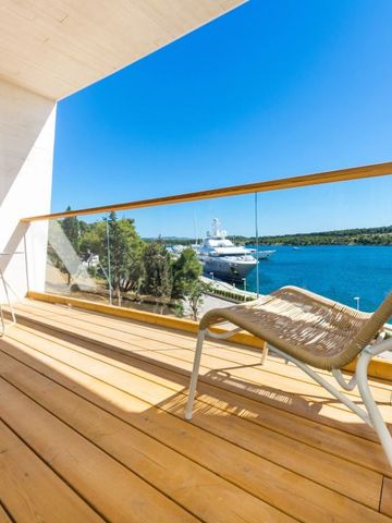 Sonnige Terrasse mit Liegestuhl und Blick auf das Meer