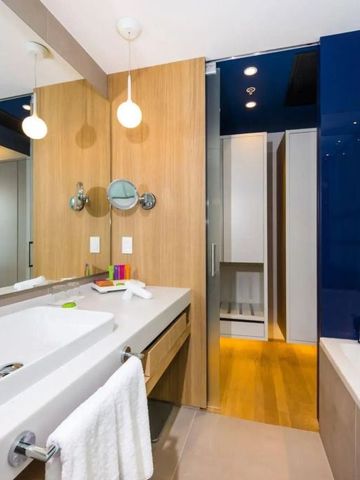 Elegant gestaltetes Bad mit Holzdetails und Badewanne