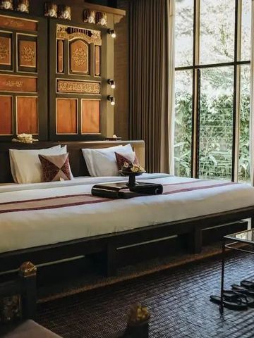 Luxuriöses Schlafzimmer mit Kingsize-Bett und traditioneller Dekoration.