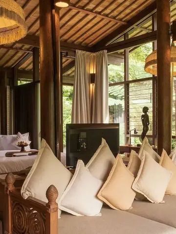 Offenes Zimmerdesign mit großen Fenstern und Sofas im Resort.