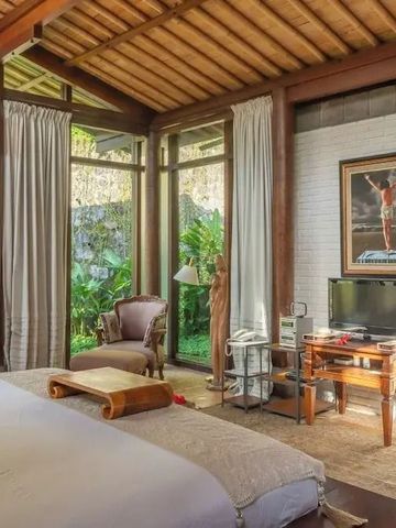 Schlafzimmer mit Blick auf den Garten und stilvoller Einrichtung.