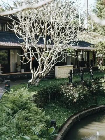 Zauberhafter Garten mit elegantem Gebäude und ruhigem Teich im Resort Tanah Gajah