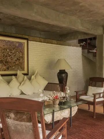 Gemütlicher Sitzbereich mit Sofas und Kunst an der Wand im Resort