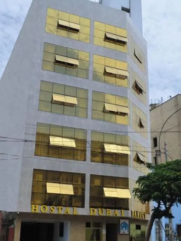 Moderne Hotelarchitektur mit goldenen Fenstern in der Fassade