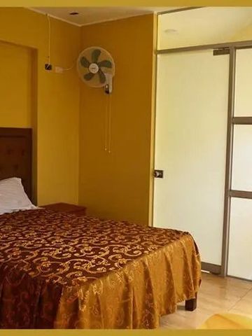 Hotelzimmer mit gelben Wänden und elegantem Doppelbett