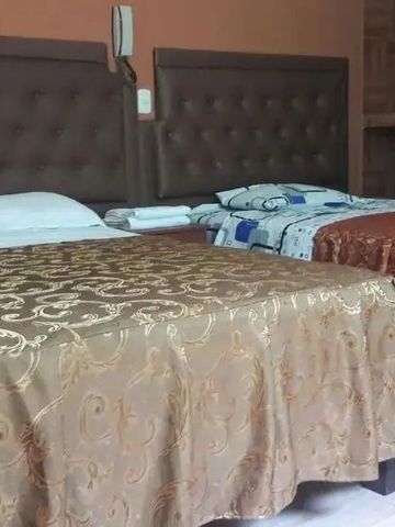 Zwei Doppelbetten in einem Hotelzimmer mit stilvollem Bettkopfteil