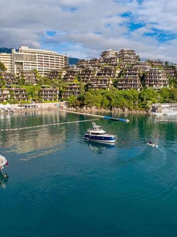 Ansicht des Dukley Hotel & Resort und Yachten in der Bucht