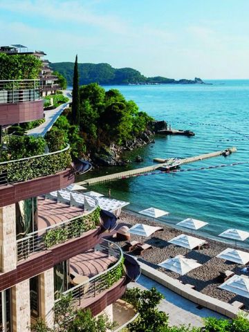 Blick auf den Strand des Dukley Hotel & Resort mit Sonnenschirmen am Meer