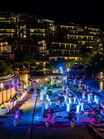 Nachtaufnahme des Dukley Hotel & Resort mit beleuchteten Terrassen und Strandbereich