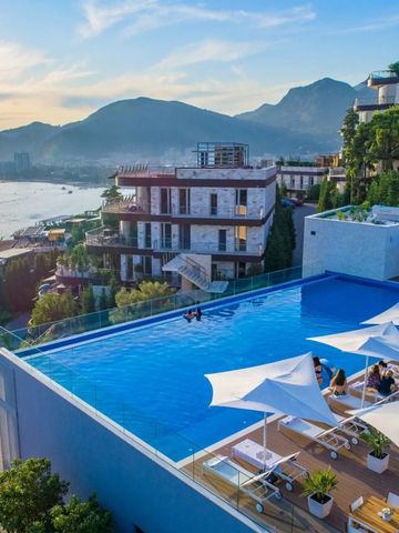 Infinity Pool des Dukley Hotel & Resort mit Bergen im Hintergrund