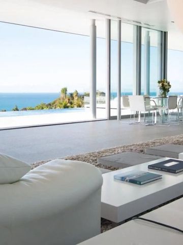 Lichtdurchflutetes Wohnzimmer mit Meerblick und stilvoller Einrichtung