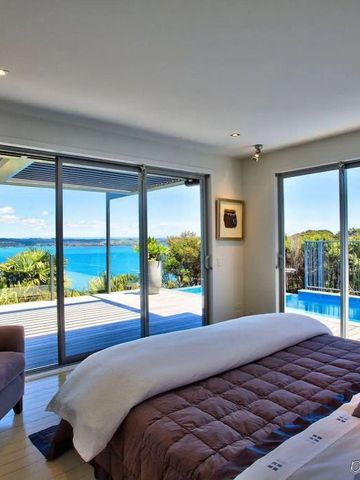 Luxus-Suite mit Terrasse und Poolblick auf das Meer