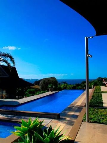 Infinity Pool mit Meerblick und exotischer Gartenlandschaft
