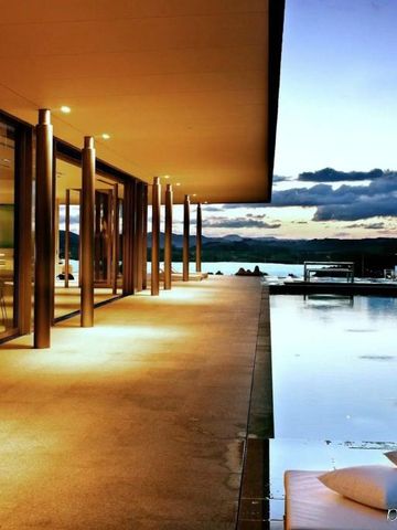 Infinity-Pool bei Sonnenuntergang mit Blick auf das Meer