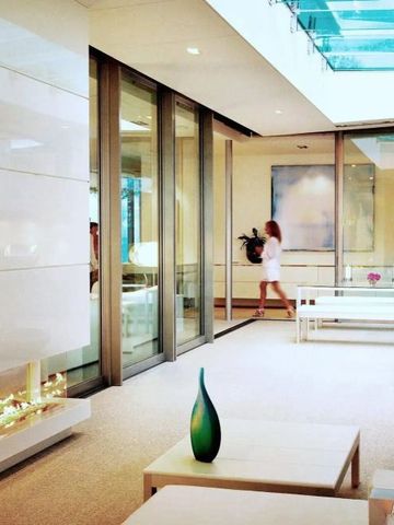 Moderne Lounge mit Glasdach und Kamin