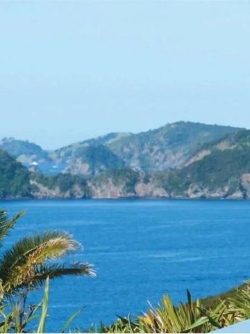 Paar auf Terrasse mit Meerblick und grünen Hügeln