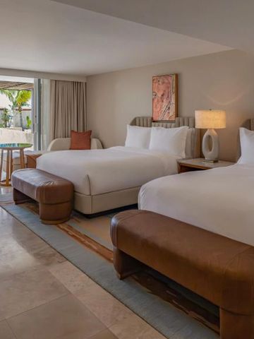 Geräumige Suite mit zwei Betten und Zugang zur Terrasse