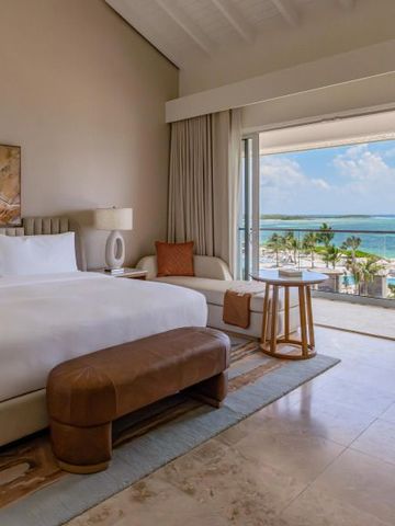 Elegantes Schlafzimmer mit Meerblick und Balkonzugang